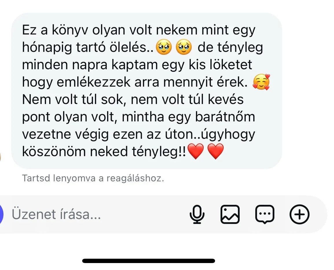 Olvasói vélemény chatüzenetben, Benned rejlő erő könyv dicsérete szív és ölelés emojikkal.