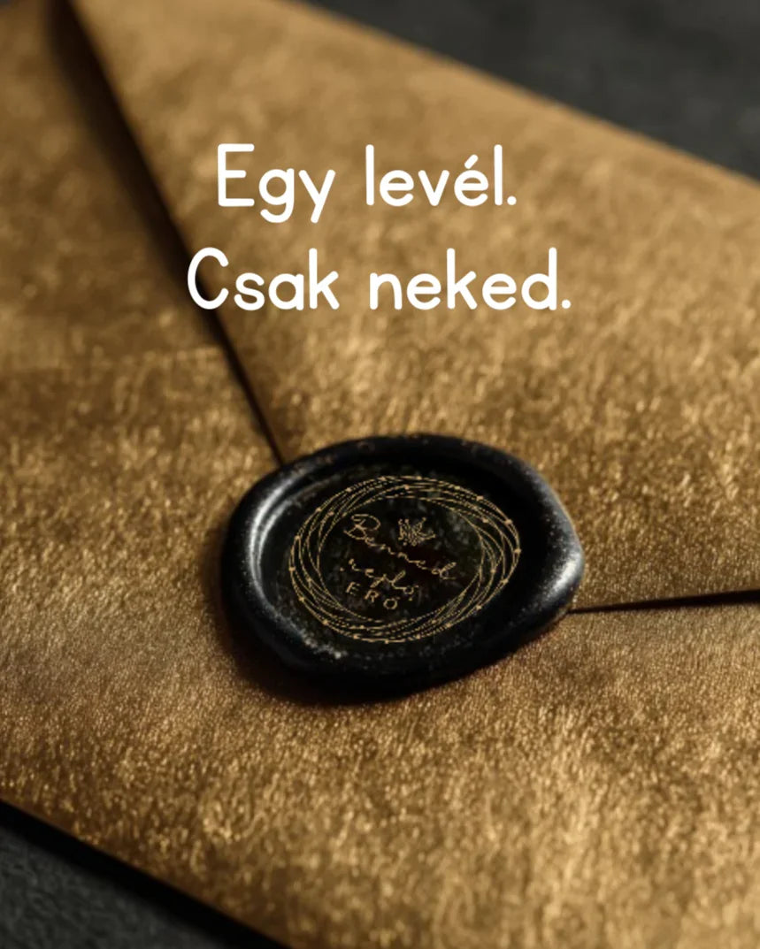 Elegáns pecsétes boríték arany felületen, rajta szöveg: Egy levél. Csak neked.