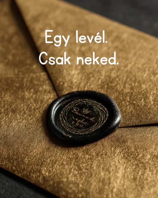 Elegáns pecsétes boríték arany felületen, rajta szöveg: Egy levél. Csak neked.