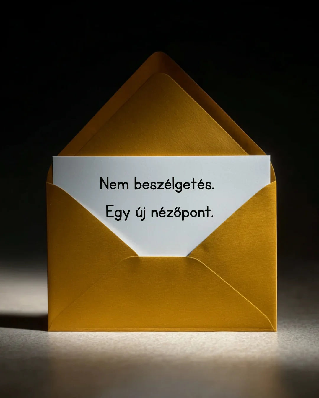 Sárga borítékban fehér kártya, rajta szöveg: Nem beszélgetés. Egy új nézőpont.