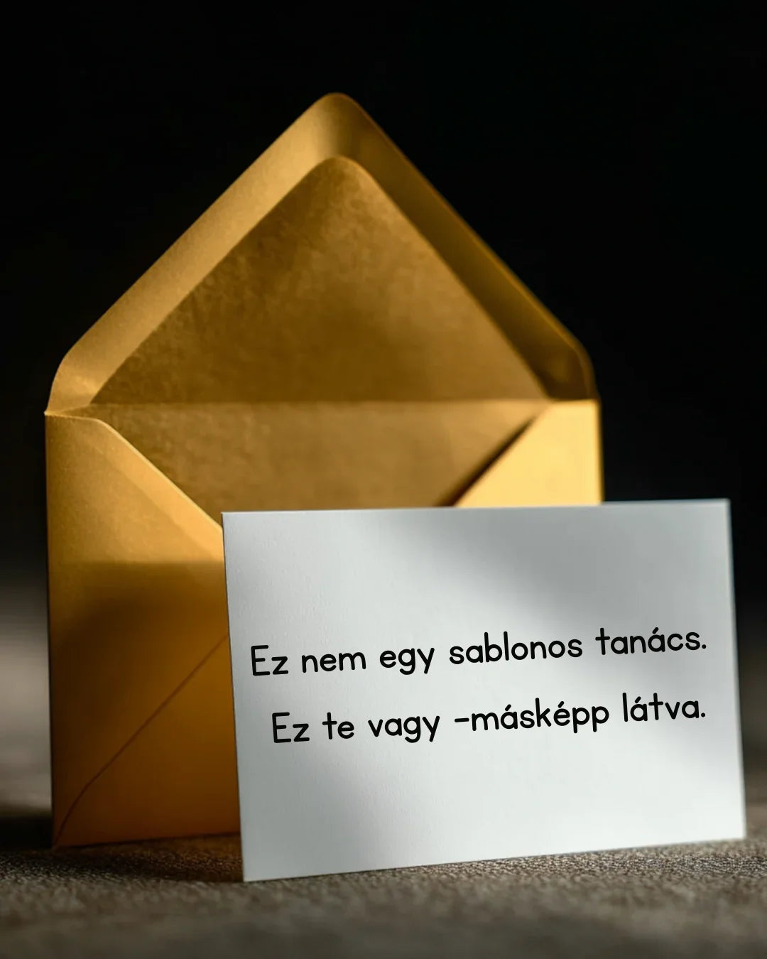 Inspiráló idézetes kártya arany boríték előtt, Benned rejlő erő üzenettel, sötét háttérrel