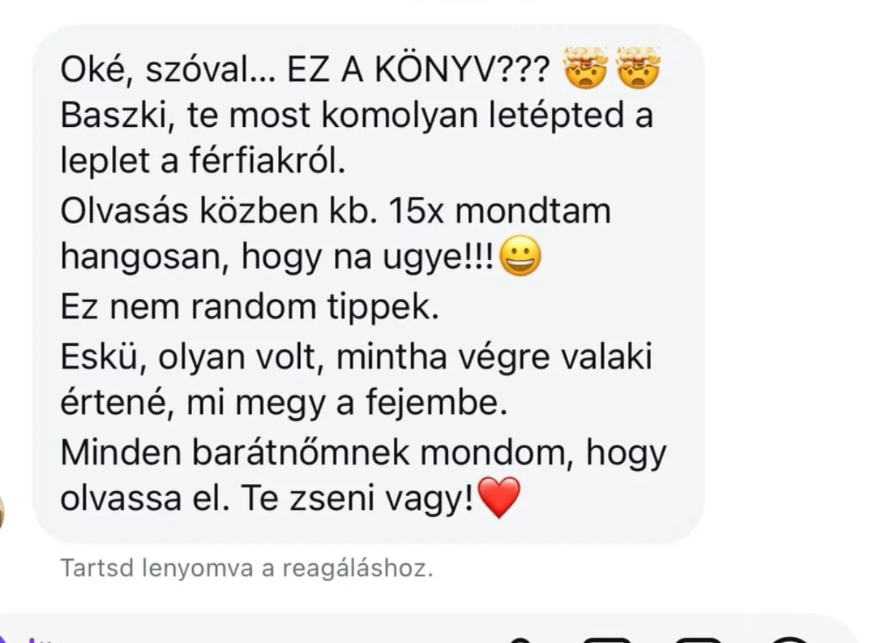 Pozitív olvasói vélemény Benned rejlő erő könyvről fehér háttéren, emoji karakterekkel.